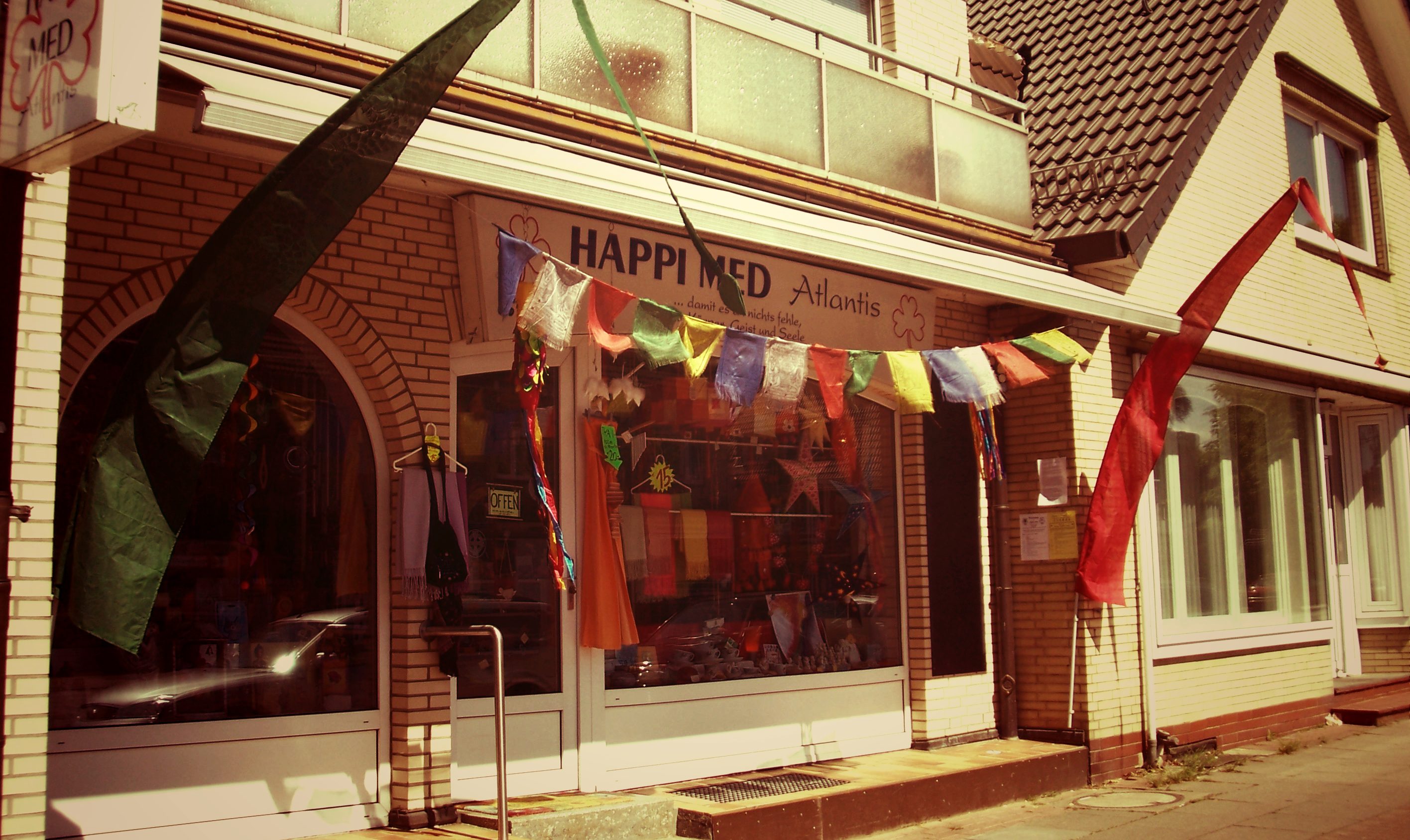 happimed_storefront.jpg HAPPI MED Atlantis Ladenansicht